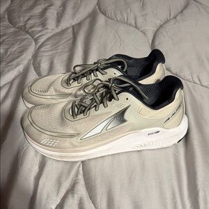 Altra Athletic Shoes in Cream and Black